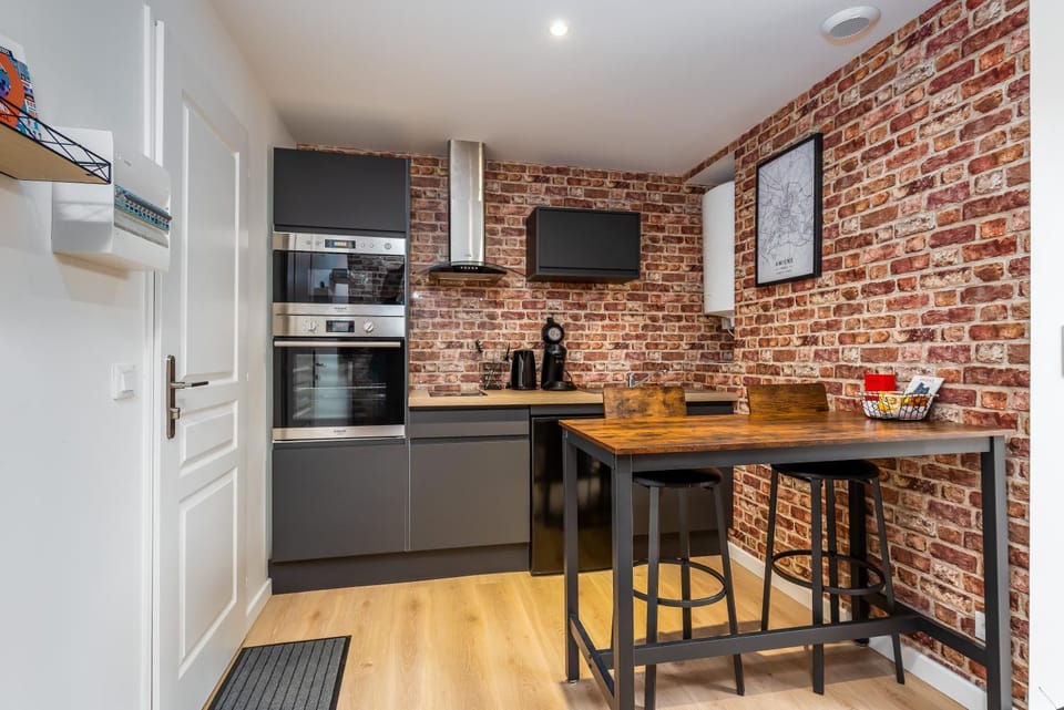 Kitchen or kitchenette, Dining area