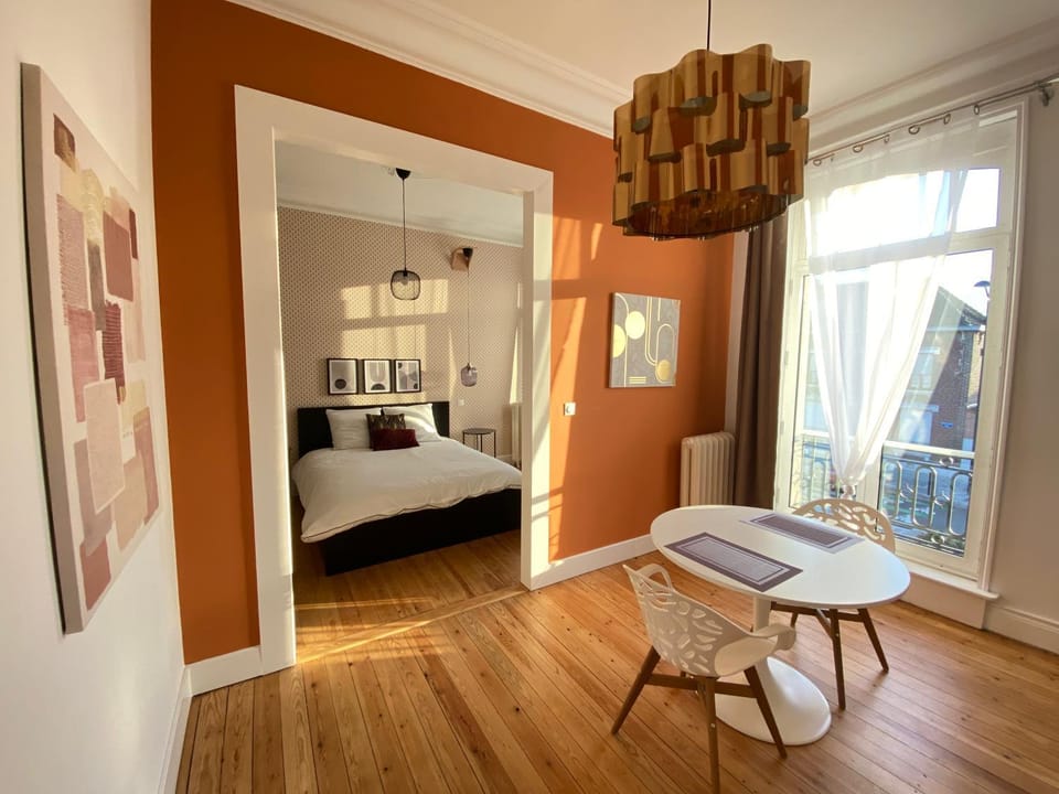 Photo of the whole room, Decorative detail, Dining area