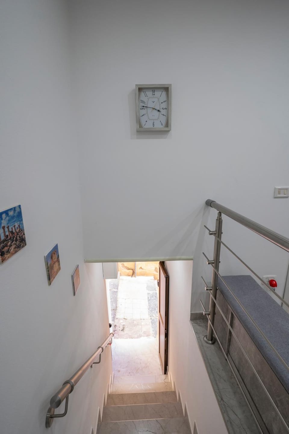 Facade/entrance, Photo of the whole room