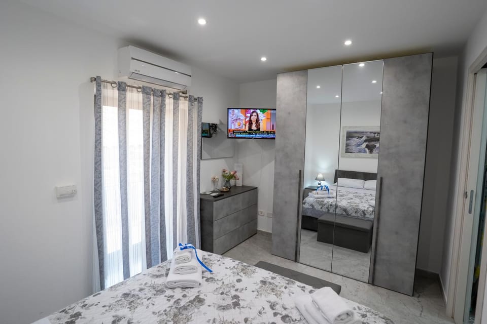 Bed, TV and multimedia, Photo of the whole room, Bedroom, wardrobe, air conditioner