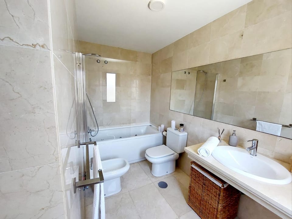 Hot Tub, Bathroom