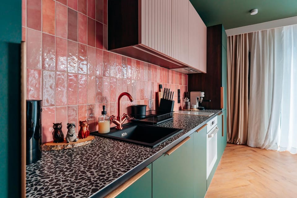Coffee/tea facilities, Kitchen or kitchenette, stove