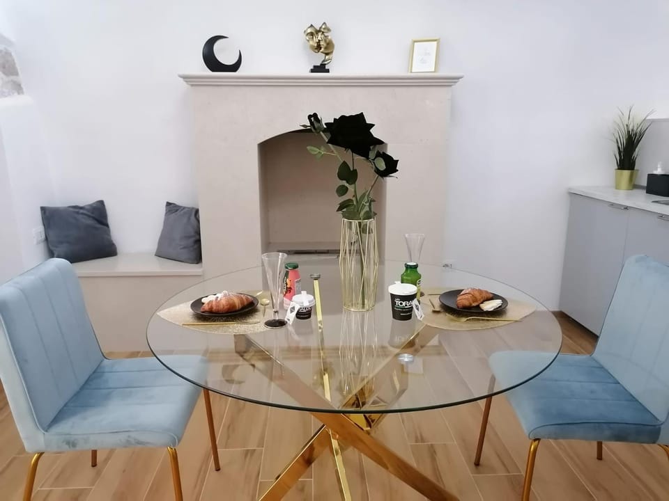 Living room, Food and drinks, Seating area, Dining area