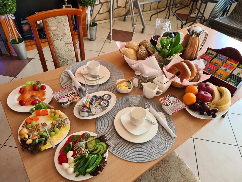 Food and drinks, Dining area, Food, Breakfast, Continental breakfast, Buffet breakfast, Drinks