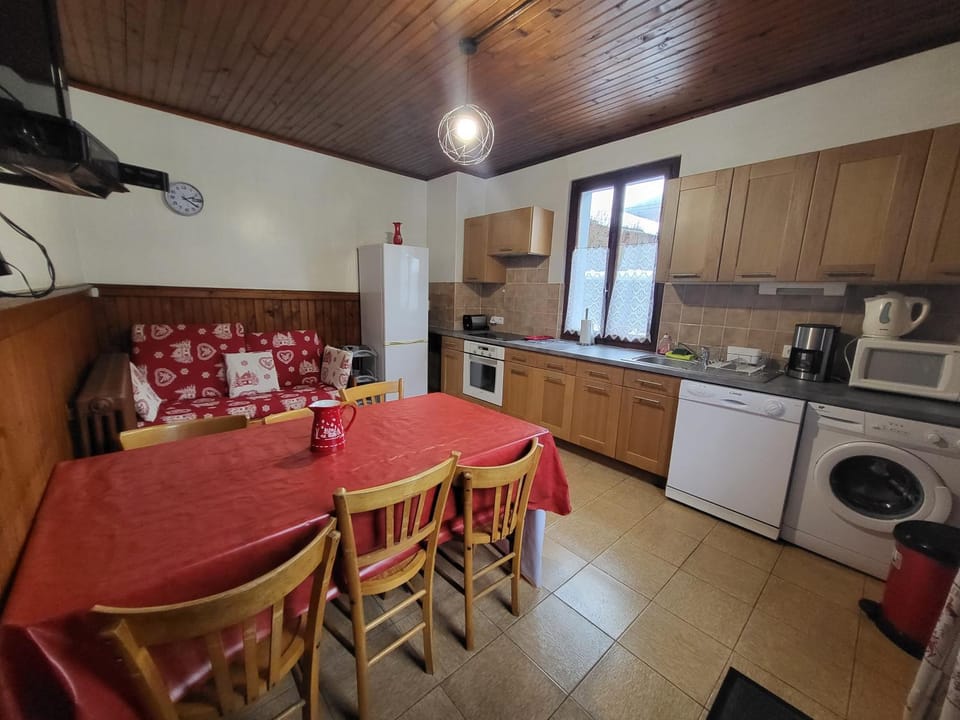 Kitchen or kitchenette, Dining area