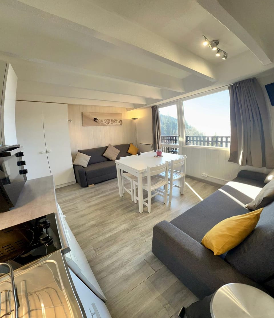 Bed, Living room, Seating area, Dining area