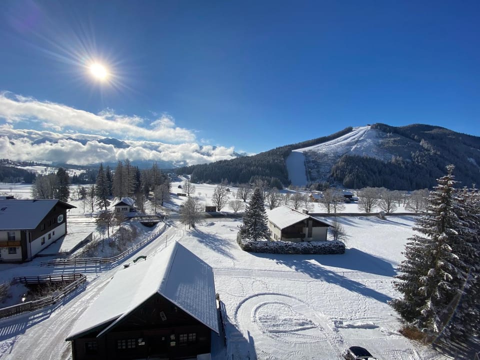 Neighbourhood, Natural landscape, Skiing, Hiking, Mountain view, Sports
