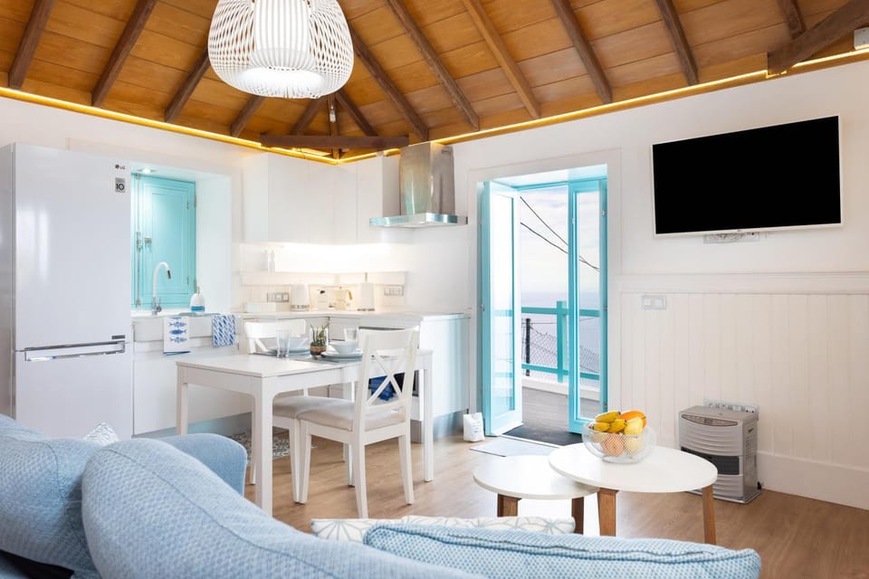 Communal lounge/ TV room, kitchen