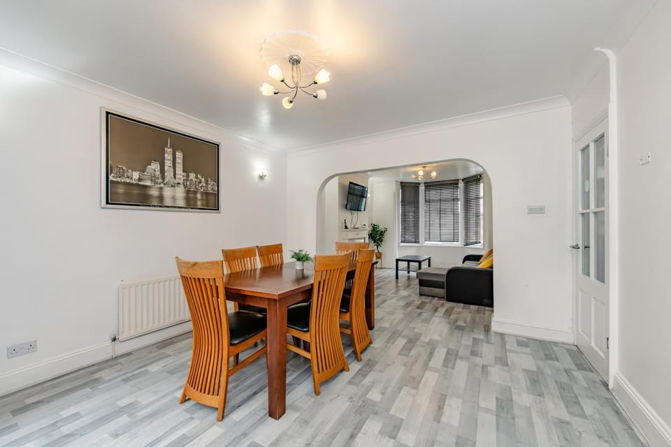 The White Rose Crown, Free Parking & Wifi, 10beds House in Colchester