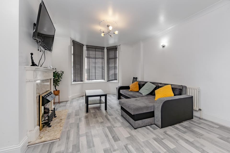 The White Rose Crown, Free Parking & Wifi, 10beds House in Colchester