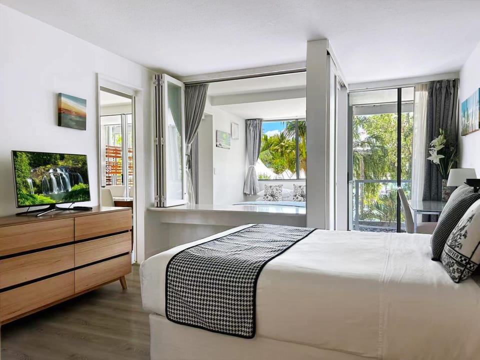 Bed, TV and multimedia, Bedroom