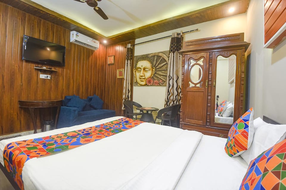 Bed, TV and multimedia, Bedroom, wardrobe, air conditioner