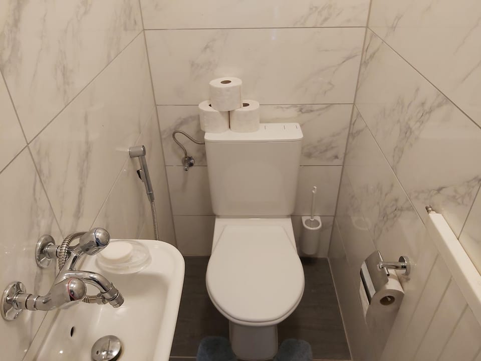 Toilet, bidet