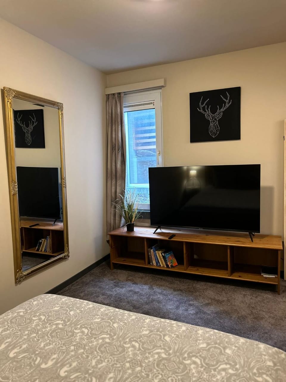Bed, TV and multimedia, Bedroom