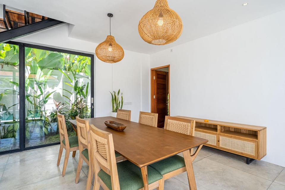 View (from property/room), Living room, Seating area, Dining area