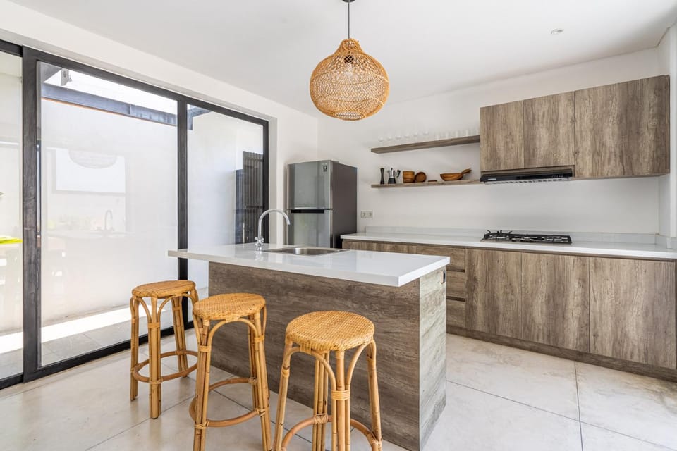 Kitchen or kitchenette, Dining area, minibar, pet friendly, stove, kitchen