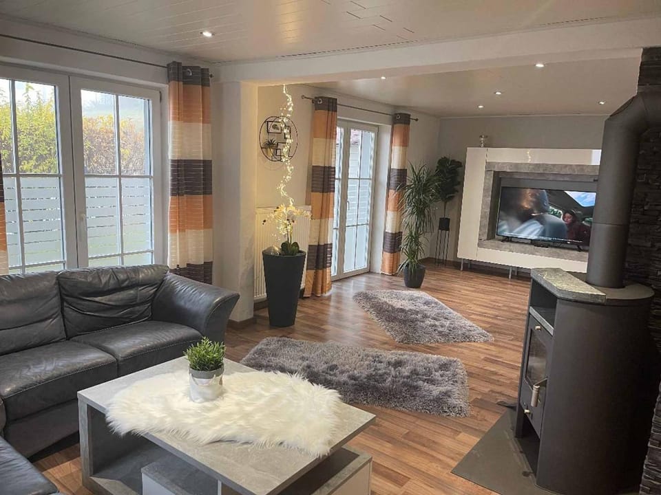 TV and multimedia, Living room, Seating area, flat iron