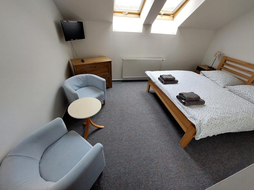 Bed, TV and multimedia, Photo of the whole room, Seating area