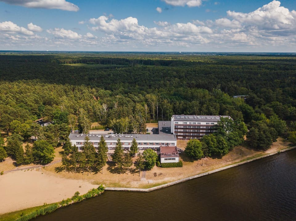 Property building, Day, Natural landscape, Bird's eye view, Beach, Lake view