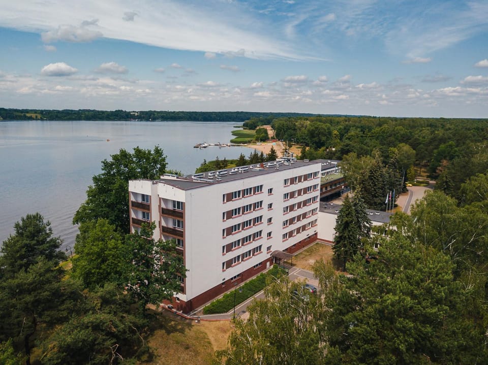 Property building, Day, Natural landscape, Bird's eye view, Lake view