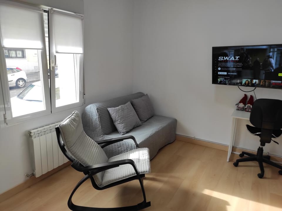 Communal lounge/ TV room, TV and multimedia, Seating area, hair dresser