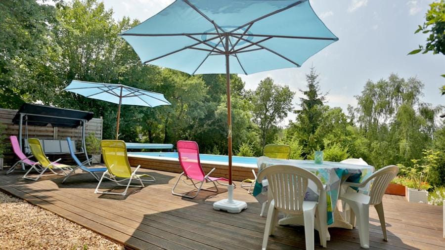 Swimming pool, sunbed