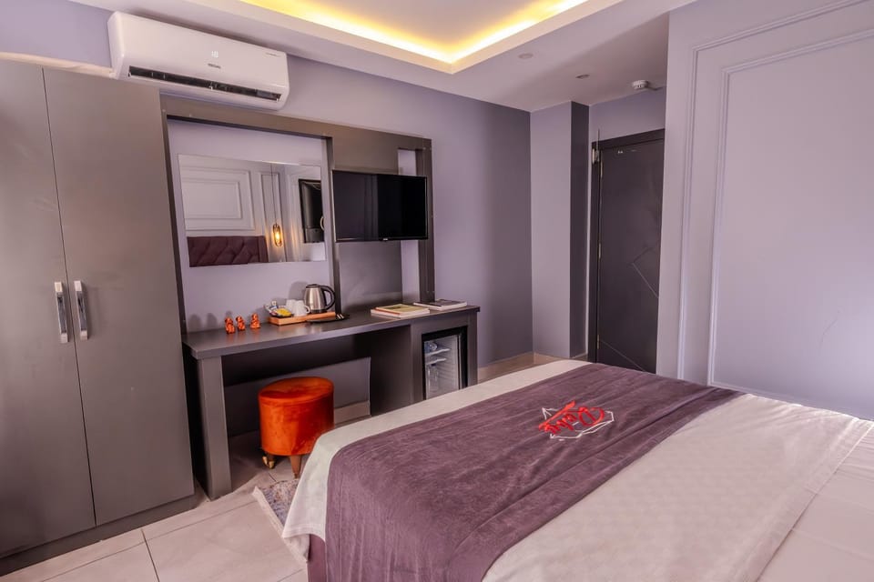 TV and multimedia, Photo of the whole room, Bedroom, wardrobe