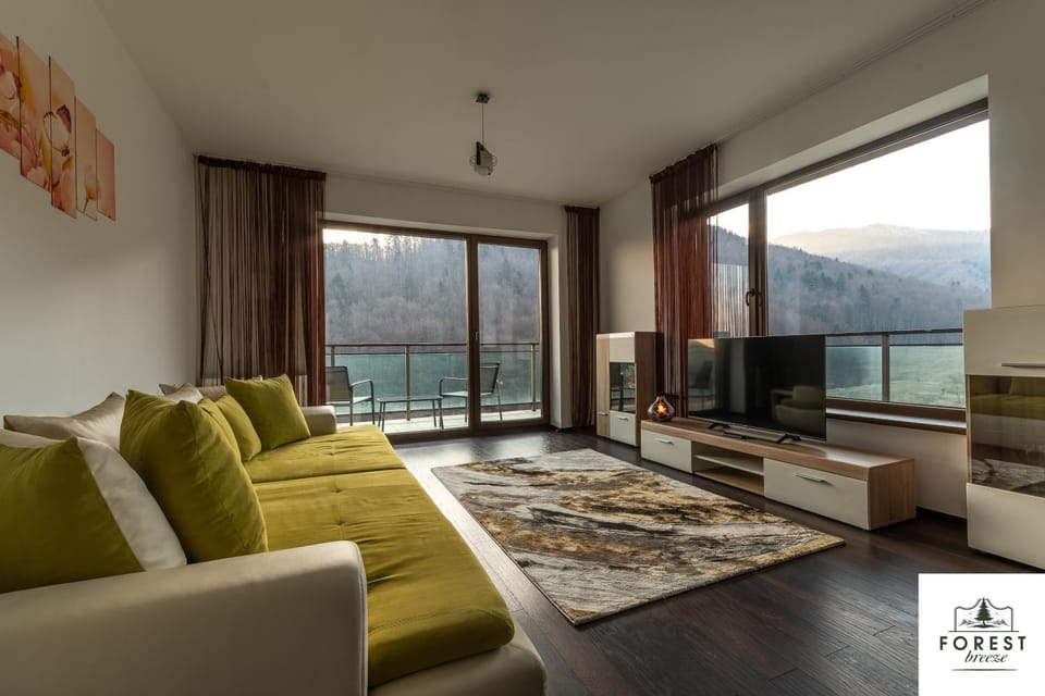 Communal lounge/ TV room, Natural landscape, TV and multimedia, Living room, Decorative detail, Seating area, Bedroom, Mountain view, locker