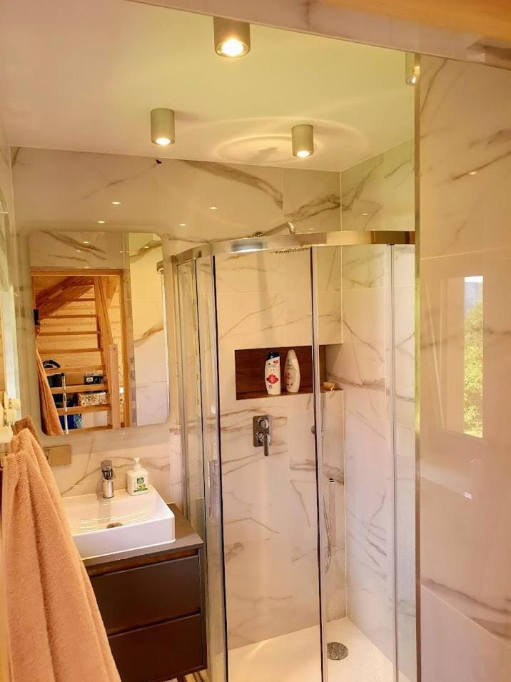 Shower, Bathroom, towels