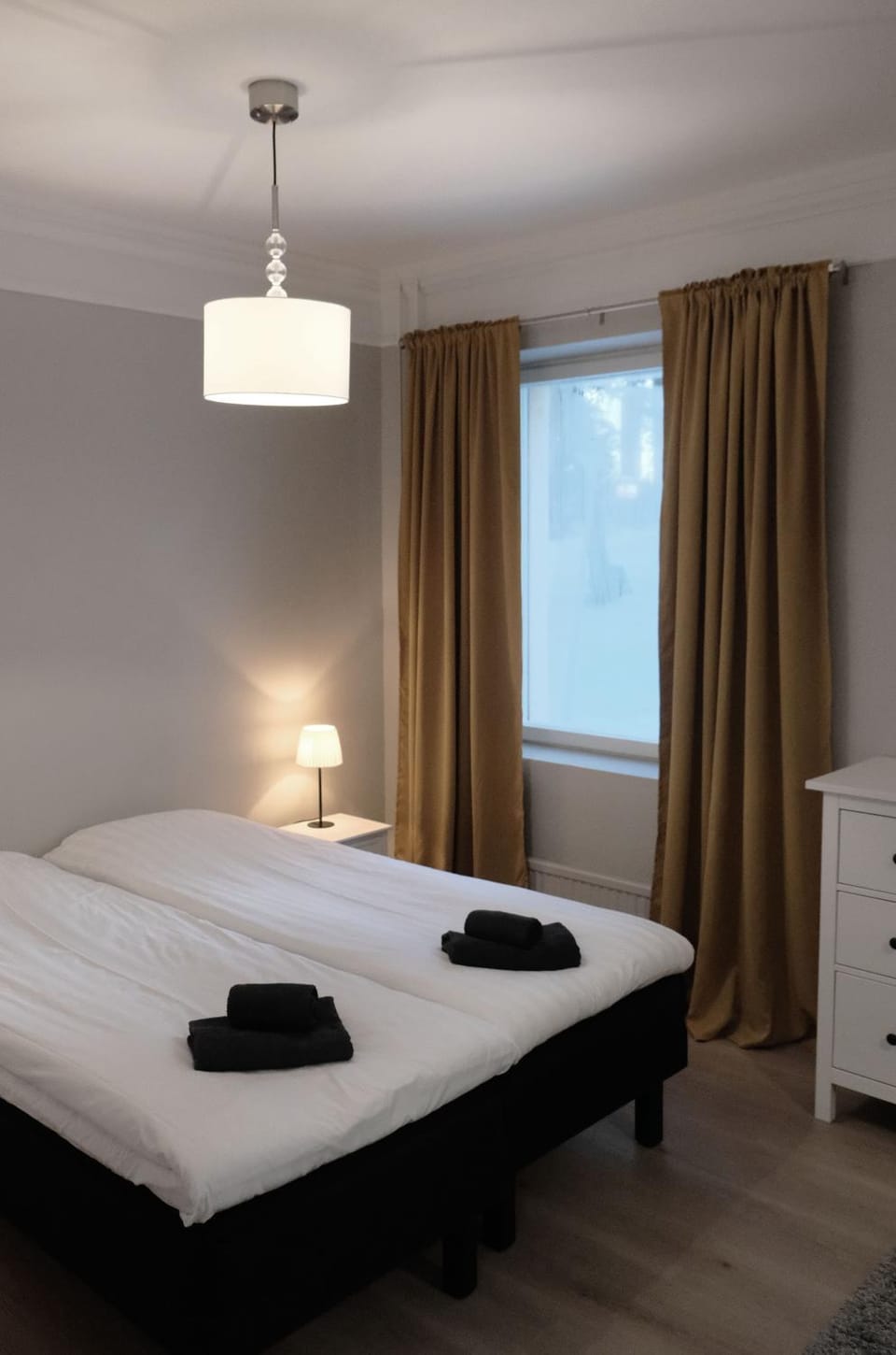 Bed, towels
