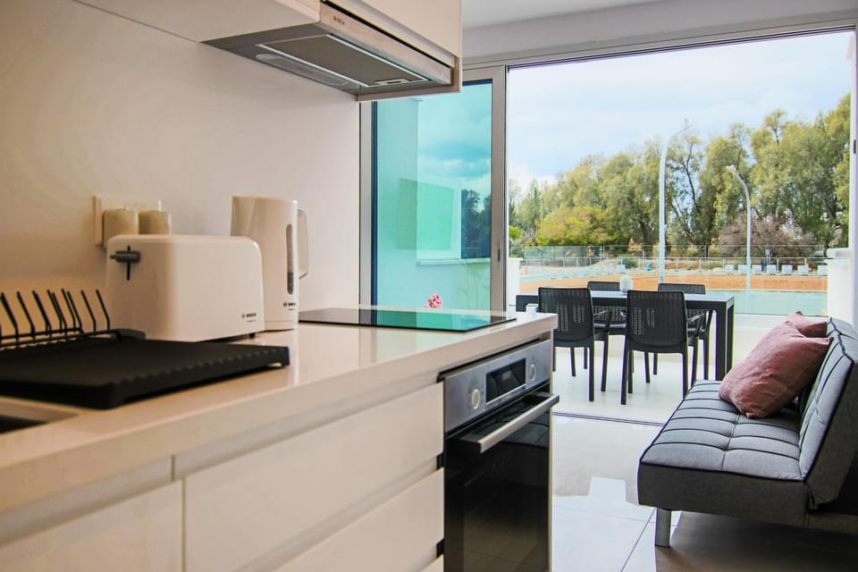 Coffee/tea facilities, Kitchen or kitchenette, stove, kitchen