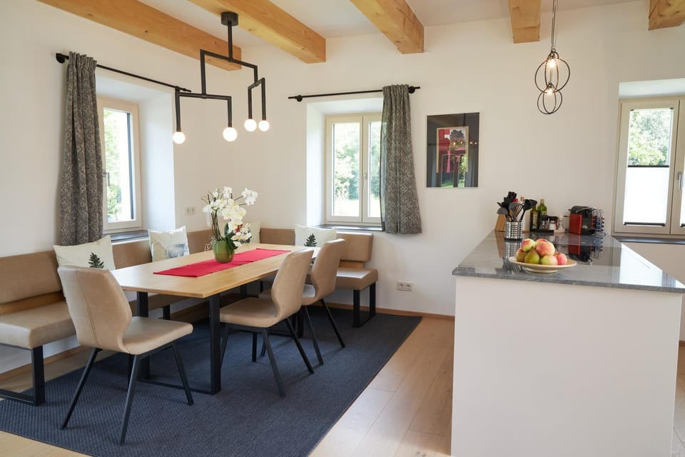 Seating area, Dining area
