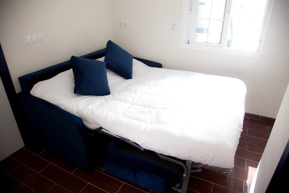 Bed, TV and multimedia, Balcony/Terrace, Bedroom, Quiet street view, internet, locker, air conditioner