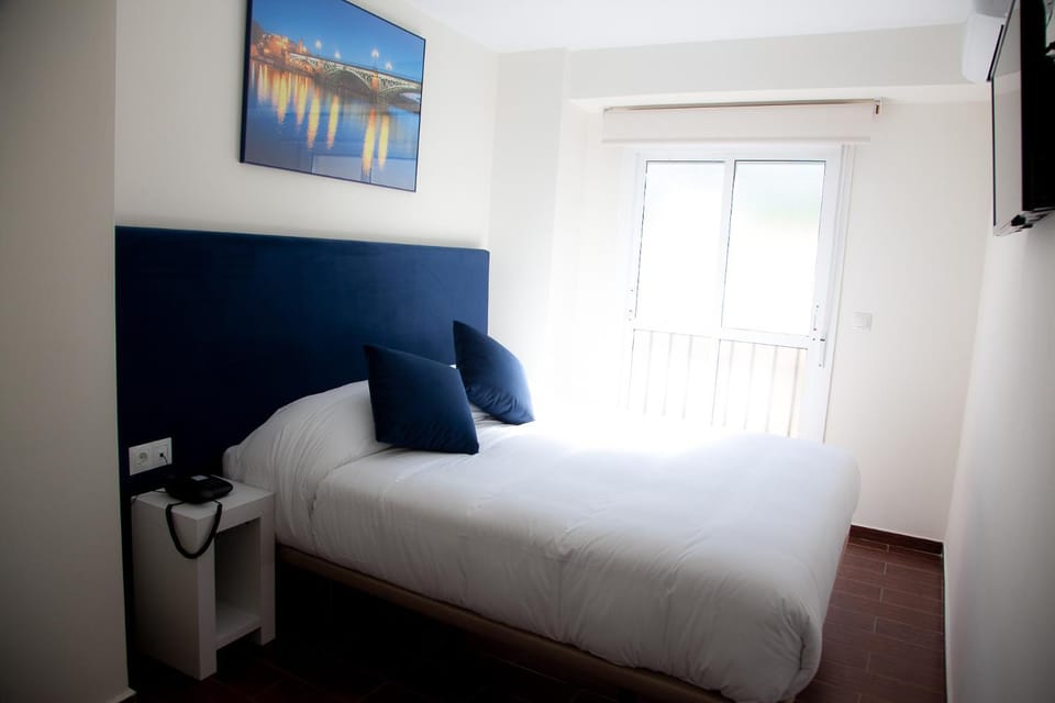 Bed, TV and multimedia, Balcony/Terrace, Photo of the whole room, Bedroom, Quiet street view, internet, locker, air conditioner