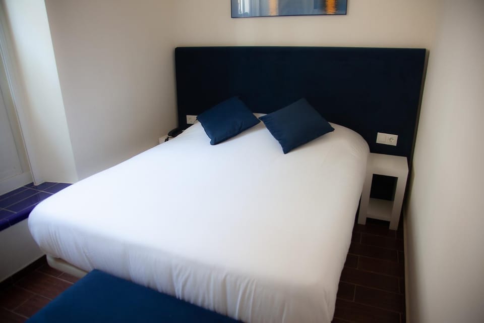 Bed, TV and multimedia, Photo of the whole room, Bedroom, internet, locker, air conditioner