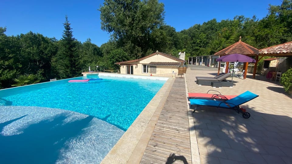 Guests, Swimming pool