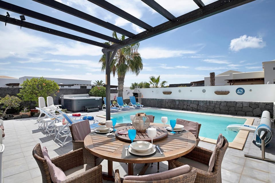 Property building, Balcony/Terrace, Living room