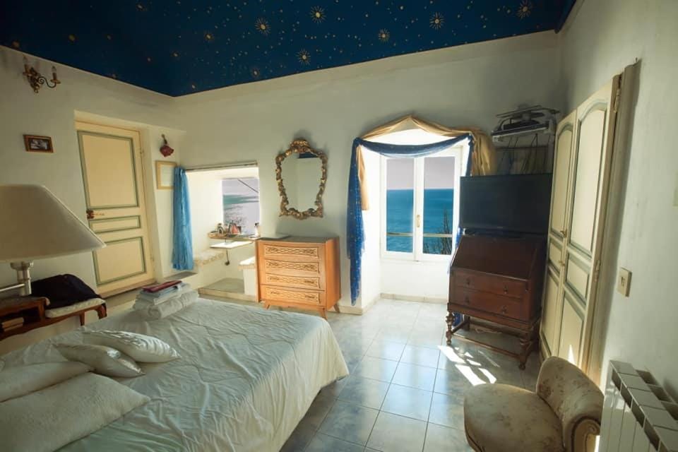 Photo of the whole room, Sea view