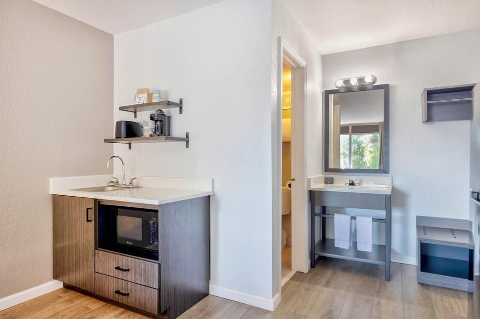 Kitchen or kitchenette, minibar