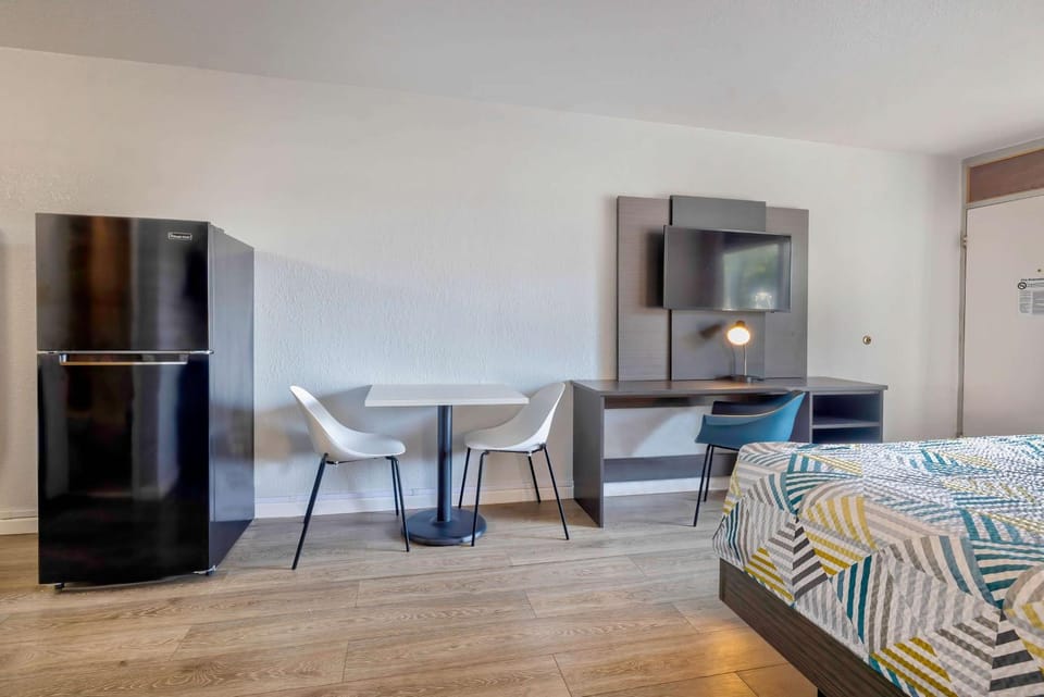 TV and multimedia, Seating area, Dining area, Bedroom
