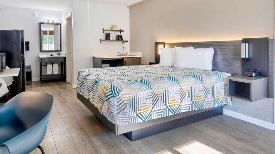 Bed, Kitchen or kitchenette, Bedroom, hair dresser, minibar