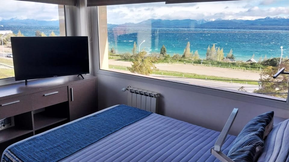 Bed, Day, Natural landscape, TV and multimedia, View (from property/room), Photo of the whole room, Seating area, Bedroom, Lake view, Mountain view, towels