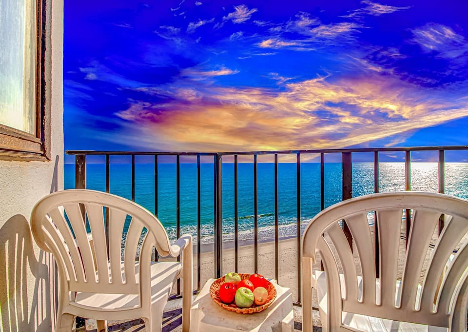 Vibrant & Remodeled Oceanfront Condo w LED Lights! Palace 1003 House in Myrtle Beach