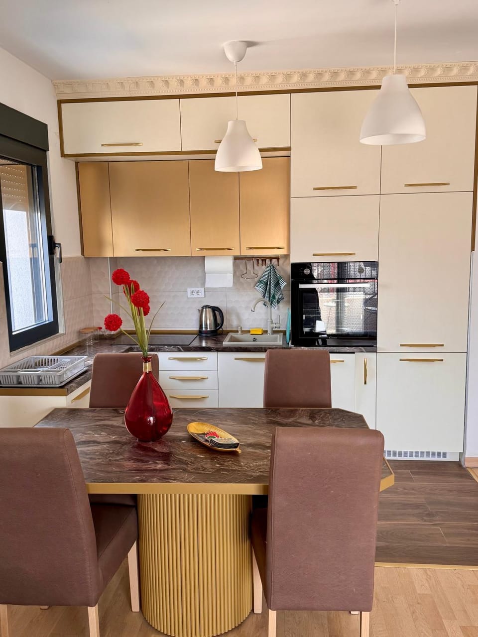 Coffee/tea facilities, Kitchen or kitchenette, Dining area, dishwasher, oven, pet friendly, stove, toaster
