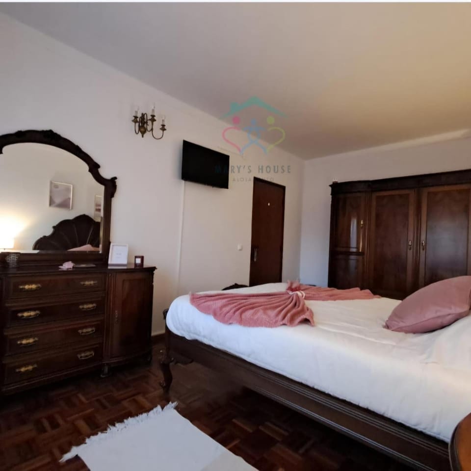 Bed, TV and multimedia, Bedroom, wardrobe