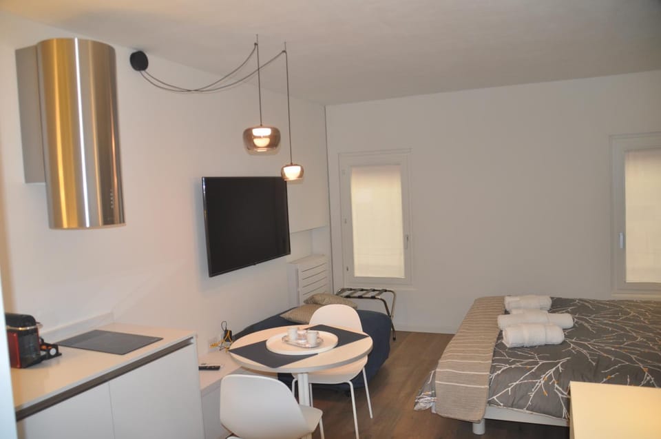 Bed, TV and multimedia, Living room, Seating area, Dining area