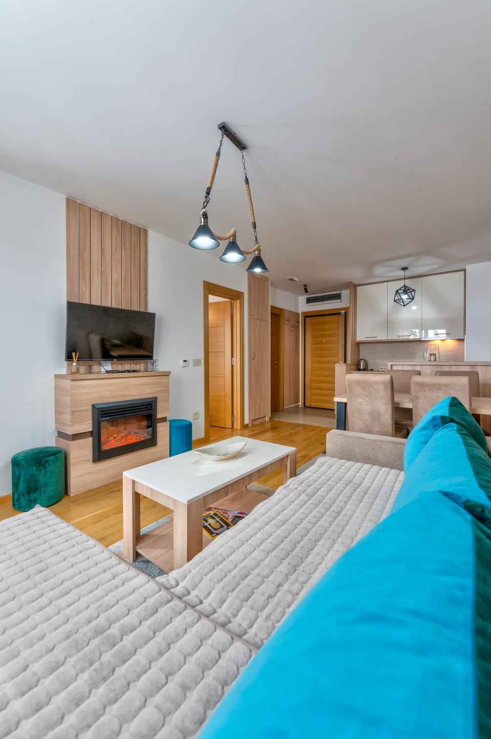 Property building, Restaurant/places to eat, Bed, TV and multimedia, Kitchen or kitchenette, Living room, Photo of the whole room, Seating area, Dining area, Bedroom, Communal kitchen, Breakfast, minibar, pet friendly, stove