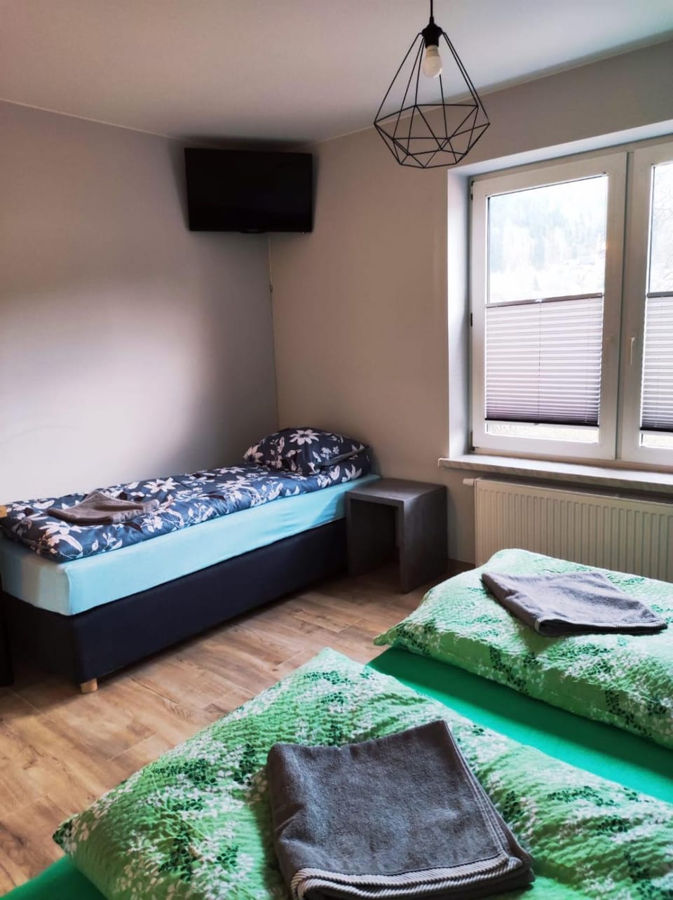 Bed, TV and multimedia, Photo of the whole room, Bedroom