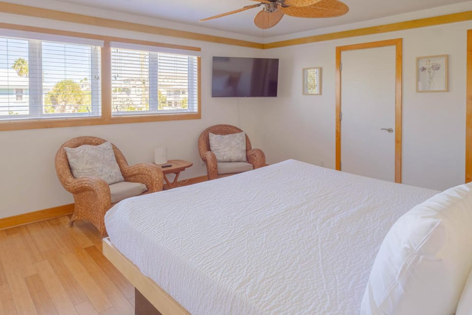 A Tide that Binds Us By Beachside Management Apartment in Siesta Beach