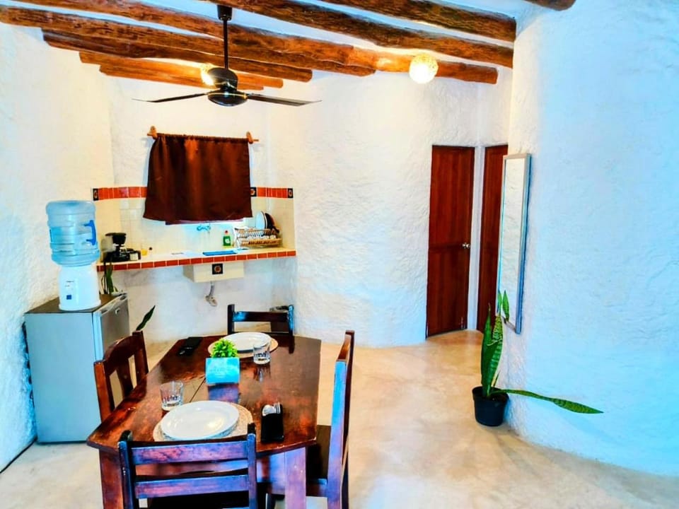 Kitchen or kitchenette, Dining area, minibar